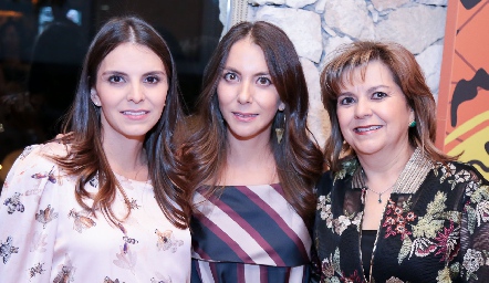  Claudia Gutiérrez con su hermana y su mamá Leticia Gutiérrez y Leticia Escudero de Gutiérrez.