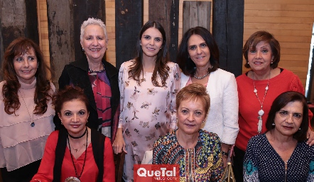 Claudia con las amigas de su mamá.