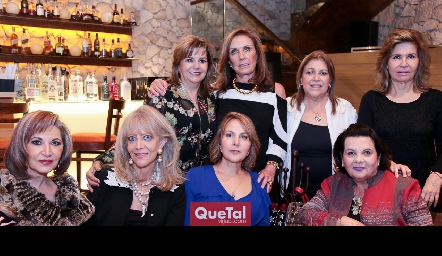 Lety Escudero con sus amigas.