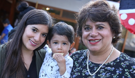  Ana González, Tadeo y Araceli Moreno.