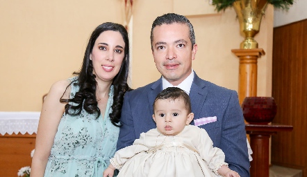  Emiliano con sus papás Judith Reynoso y Pablo Vega.