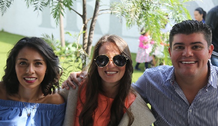  Caro Morales, Roxana Samayoa y Félix González.