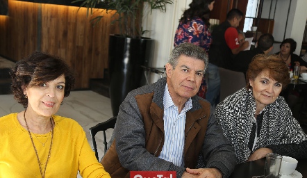  Alicia Reynoso, Rafael Fernández y María de Jesús Vallejo.