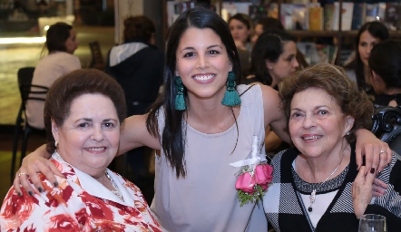  Lucía González con su abuelita, María Elena D´Argence y la abuelita de su novio, Conchita Moheno de Maza.