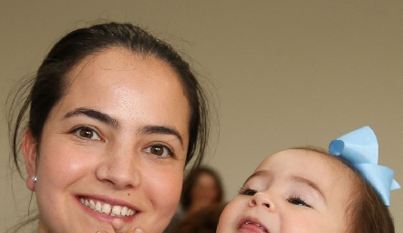 Mariana con su hija.