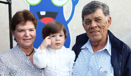  José María con sus abuelos.