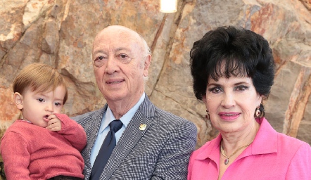  Francisco Artolózaga y Lucy Stahl con su nieto, Cristóbal.