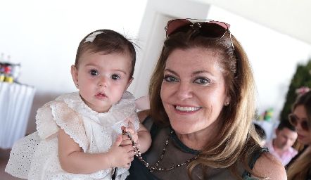  Montserrat Lozano con su nieta Raquel.