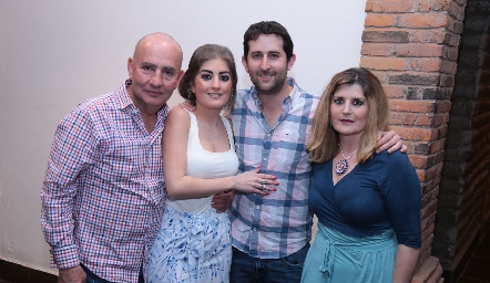  Los novios, Silvana y Santiago con los papás de ella, José Zendejas y Silvia Foyo.