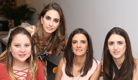  Juliette Sainz, Lorena Andrés, Daniela Rivero y Catalina Abud.