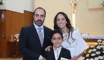  Daniel con sus papás Gustavo Puente y Tatina Torres de Puente.