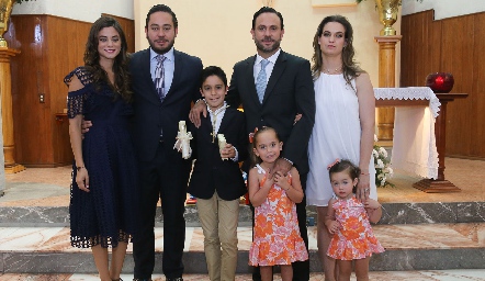  Daniel con sus padrinos Vero Romero, Ángel Torres, Carlos Torres, Hanni Abud, Hanni y Álika.