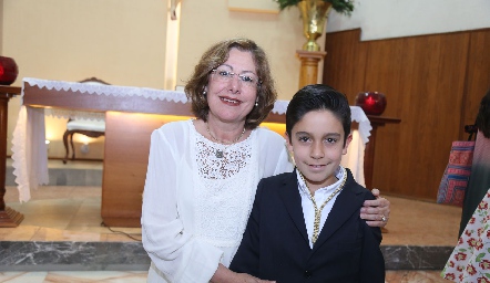  Daniel con su abuela Nancy de Puente.