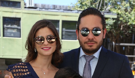  Verónica y Ángel Torres con su ahijado Daniel Puente.
