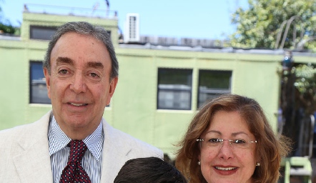  Gustavo y Nancy Puente con su nieto Daniel.