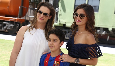  Daniel acompañado de sus madrinas Hanni Abud y Vero Romero.
