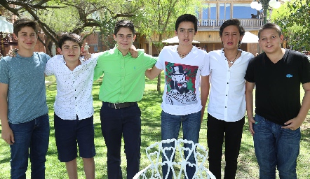  Gustavo Puente con sus amigos y primos.