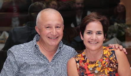  Paco Lavín y Tita García de Lavín festejaron 30 años de casados.