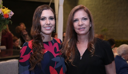  Andrea con su mamá, Pita Del Valle.