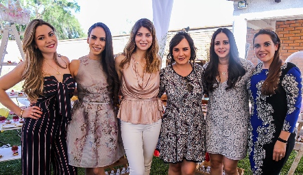  Adriana de Villaseñor con sus amigas.