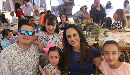  Jorge Ledezma y Gloria Mojarro con sus hijas.