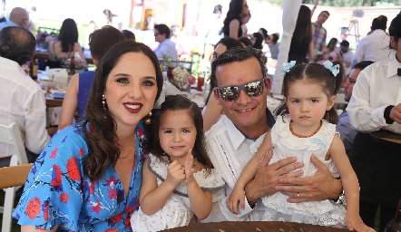  Charo Ortuño y Carlos Rebolledo con sus hijas Loretta y Macarena.