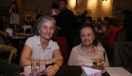  Irene Castañón y Evelina Malacara.