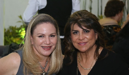  Isabel Zanata y Bertha Segoviano.
