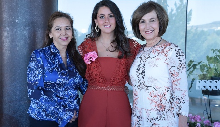  Victoria con su mamá Ofelia Valero de Álvarez y su suegra Ángeles Ugalde.