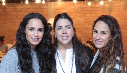  Natalia Leal, Gaby Carrillo y Gloria Leal.
