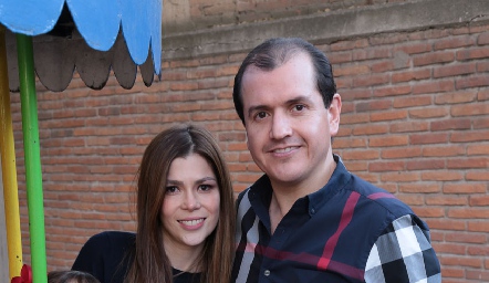  Isabela con sus papás, Imelda Martínez y Ricardo Garza Sigler.