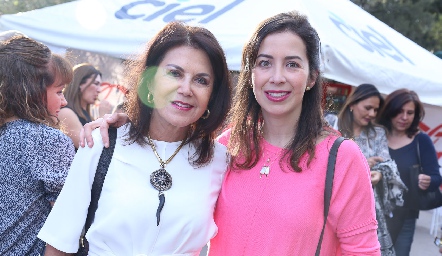  Carmen y Michelle Mendoza.