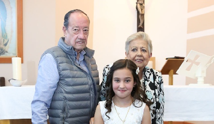 Con sus abuelos Javier y Emma Dora Michel.