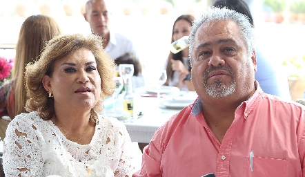  Lupita y Oscar Romero.