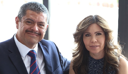 Arturo Segoviano y Claudia Vélez .
