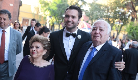 Conchita Moheno de Maza y Santiago Maza con su nieto Ricardo.
