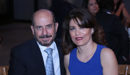  Arturo y Beatriz Hernández.
