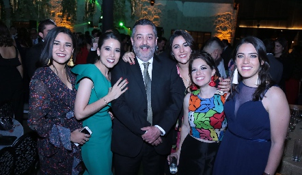Santiago Maza con su hija y sus amigas.