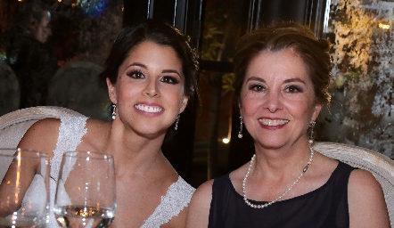  Lucía González con su mamá Lucía Gómez.