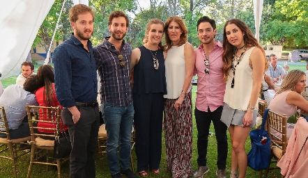  Mónica Hernández de Torres con sus hijos Pablo, Andrés, Sofía, Miguel y Mónica.