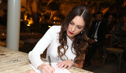  Andrea firmando el acta de matrimonio.