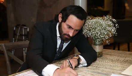  Andrés firmando el acta de matrimonio.