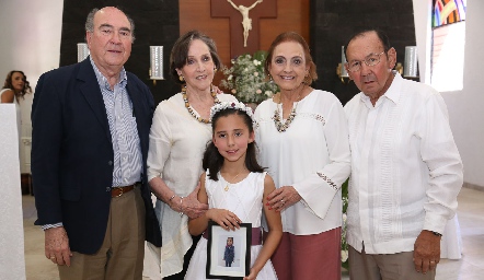  Inés con sus abuelos Luis Nava, Patricia Palacios, Toyita Valdés y Rafael Villalobos.