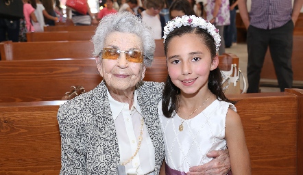  Inés con su bisabuela Conchita Calvillo de Nava.