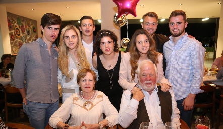  Lynette y Guillermo Pizzuto acompañados de sus nietos Emilio, Mariana, Eugenio, Cristy, Chiara, Memo y Roberto.