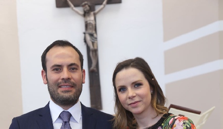  Jorge Barrera y Sofía Valladares con su ahijado Germán.