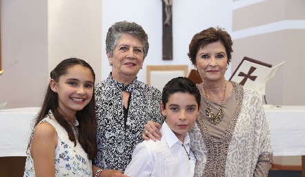  Germán con Lorenza y sus abuelitas.
