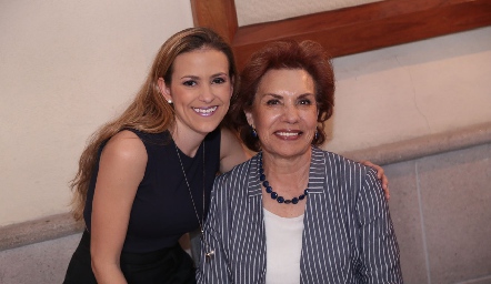  Laura Cadena y su abuela Martha Quezada.