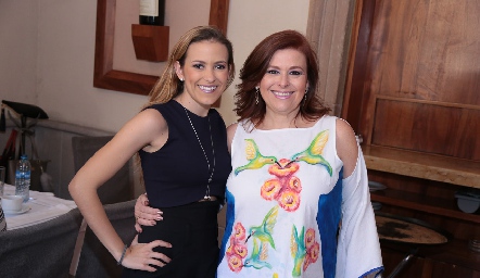 Laura con su mamá  Laura Rodríguez de Cadena.
