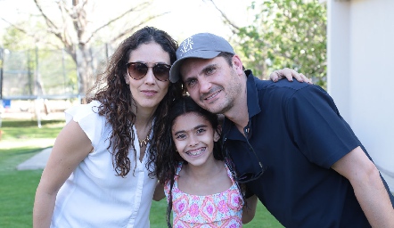  Ana con sus papás, Mónica Abud y Felipe Salazar.